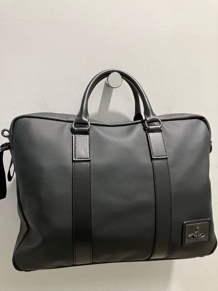 送料込●新品● Vivienne Westwood 2WAYビジネスバッグ 黒 横38×縦28cm ショルダー ヴィヴィアンウエストウッド 鞄 バッグ ビビアン
