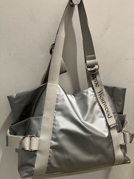 送料込●新品● Vivienne Westwood 大容量トートバッグ シルバー 横39×縦32×マチ15cm ヴィヴィアンウエストウッド 鞄 バッグ ビビアン