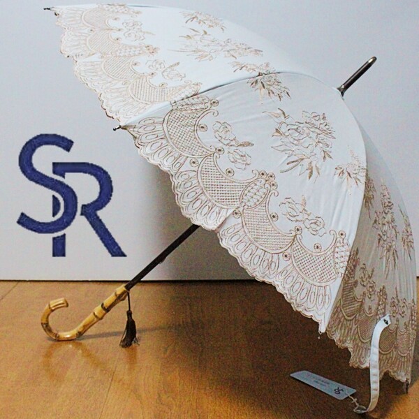 新品 ソシエレノ 豪華美麗刺しゅう バンブーハンドル タッセル飾り 耐風 晴雨兼用 高級日傘 薄青 K5316
