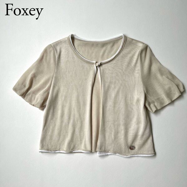 良品 FOXEY BOUTIQUE フォクシーブティック ニットカーディガン ボレロ トップス シアーニット ショート丈 ロゴプレート ライトベージュ 40