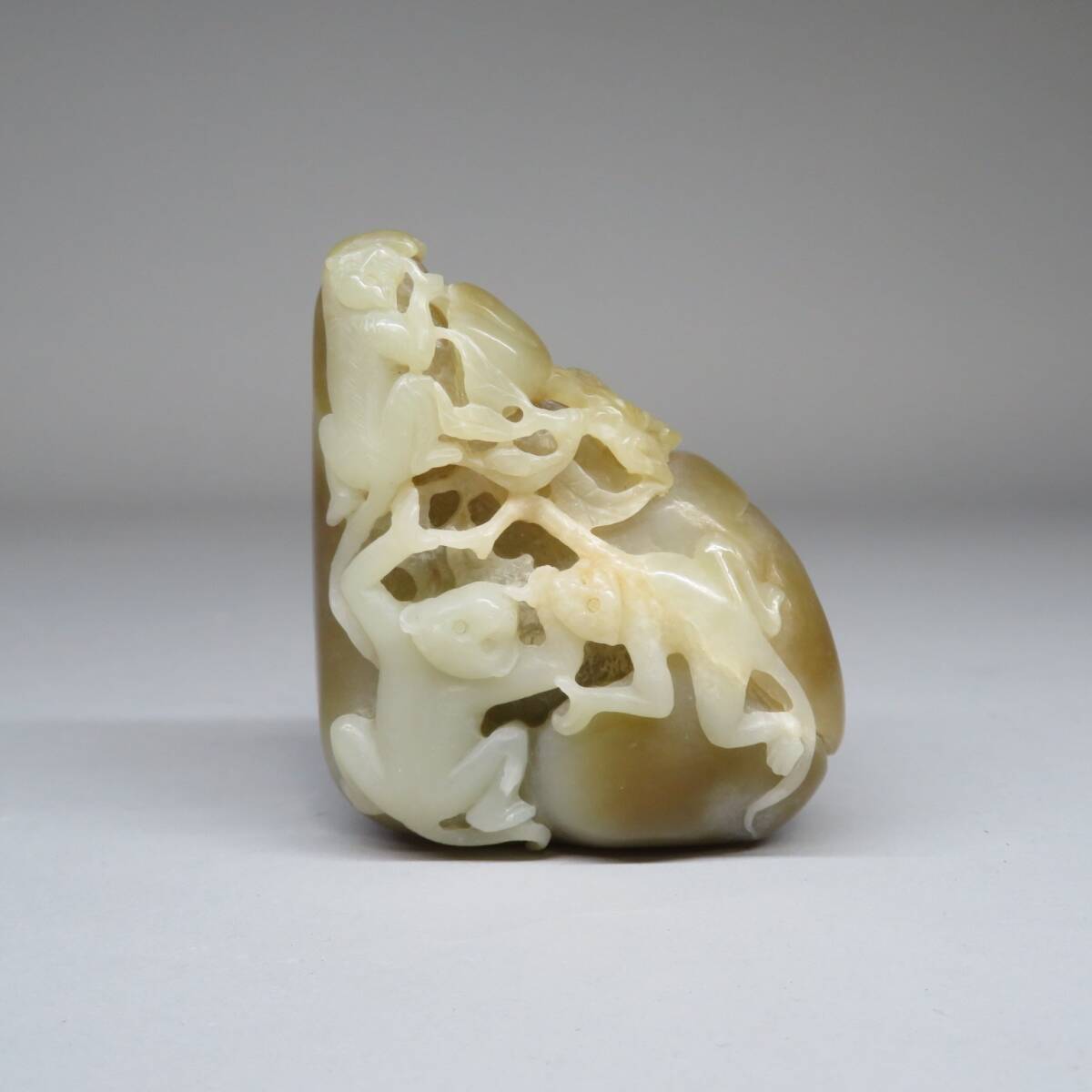 中国 翡翠 玉石 桃 蝙蝠 彫刻 台座 箱付き