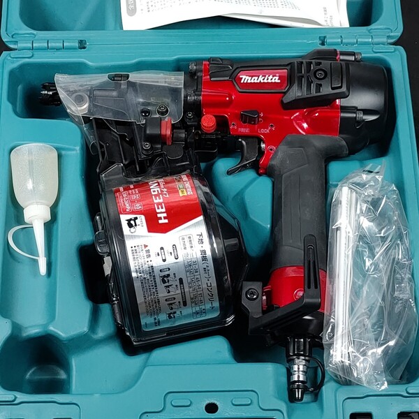 未使用保管品 マキタ makita 65mm 高圧エア釘打機 AN633H 赤 エアダスタ付