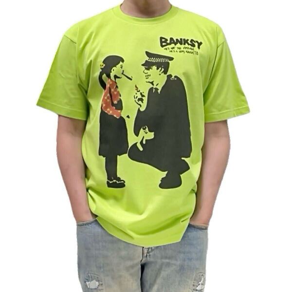 新品 ビッグプリント BANKSY バンクシー 悪徳 警官 ポリス 煙草 喫煙 少女 女の子 グラフィティ 黄緑 ライム Tシャツ ユニセックス Mサイズ