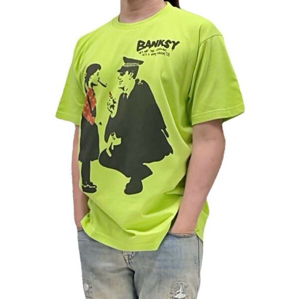 新品 ビッグプリント BANKSY バンクシー 悪徳 警官 ポリス 煙草 喫煙 少女 女の子 グラフィティ 黄緑 ライム Tシャツ ユニセックス Sサイズ
