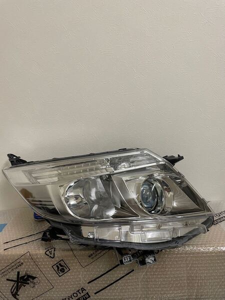 レンズ美品 ノア LED 右ヘッドライト 打刻E ZRR80 85 ZWR80G ICHIKOH 28-227 純正品番81130-28F71