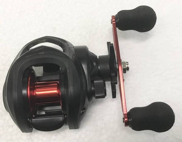 ROOBLINOSベイトリールAC2000右☆送料無料☆新品未使用☆ブラックレッドメタ☆ギア比7.2:1☆ベアリング18☆230グラム☆マグネットブレーキ