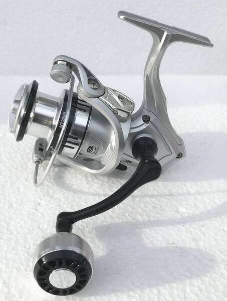 TAKUMI-SスピニングリールHT2000送料無料☆新品未使用☆メタルシルバー☆ロータリーグリップ☆左右ハンドル変更可能☆217グラム☆アルミ製