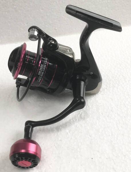 スピニングリールHK3000☆送料無料☆新品未使用☆ブラックピンクメタリック☆ロータリーグリップ☆左右ハンドル変更可能☆247グラム☆