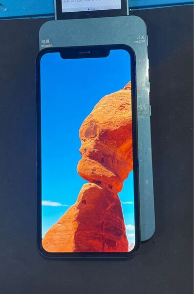 iPhone XRの純正フロントパネル XR-01