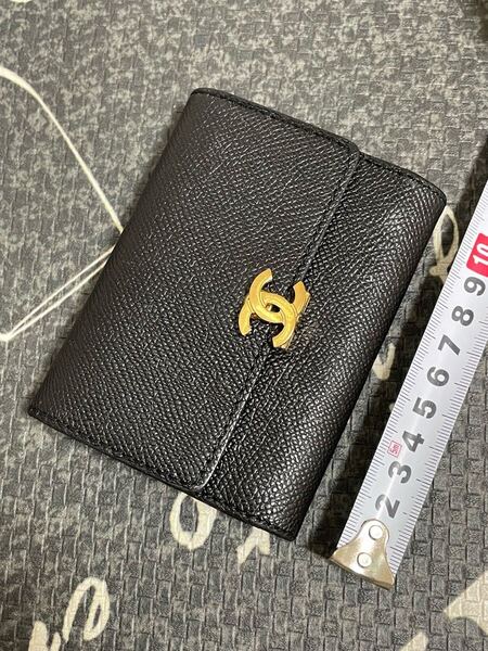 希少 シャネル ブラック/ゴールド ココマーク キャビアスキン 三つ折りウォレット財布