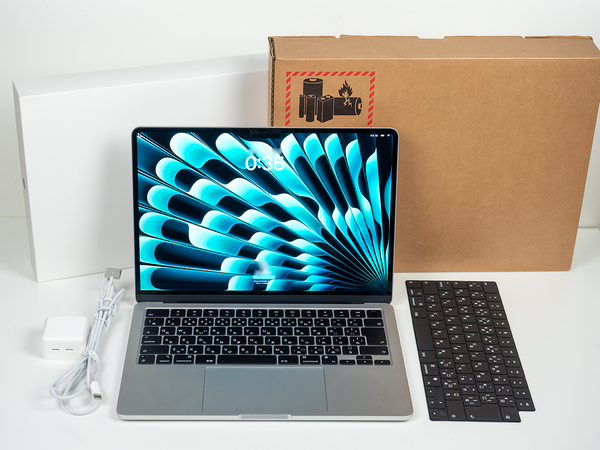 極美品 Apple Macbook Air M3 13インチ 512GB メモリ16GB シルバー リファービッシュ元箱付属 スキンシール キーボードカバー