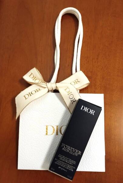 Dior☆ディオール☆スキン フォーエバー フルイド グロウ 1N☆リキッドファンデーション☆30ml☆未使用新品♪☆ショッパー付♪☆送料込み!