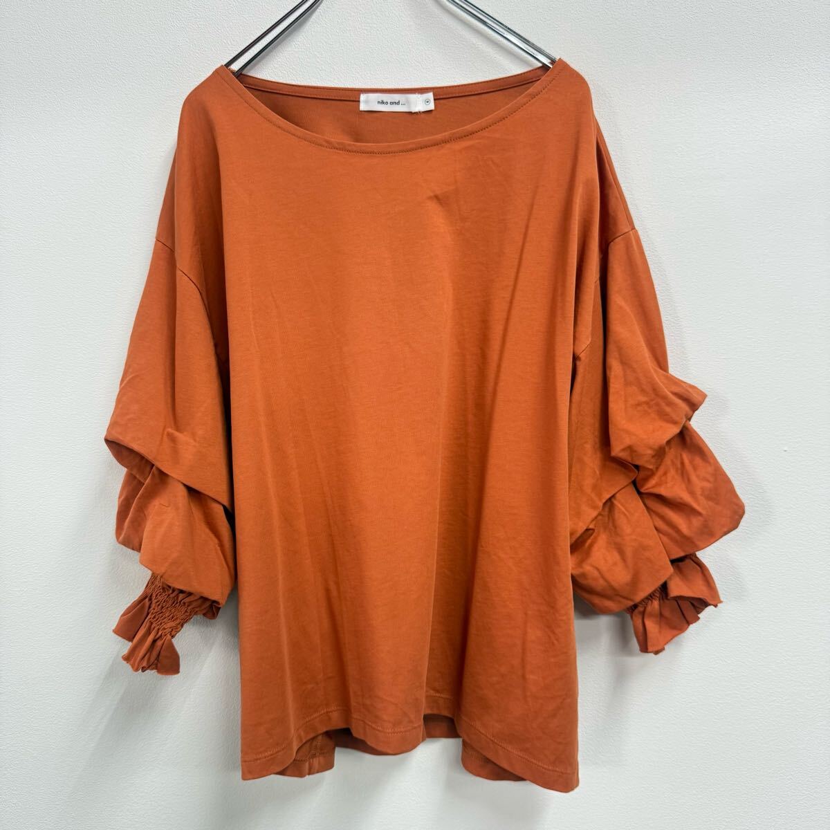 / niko and... ニコアンド　トップス サイズ4 オレンジ　ボリュームスリーブ　ギャザー　 Tシャツ 半袖Tシャツ カットソー 【K-3】