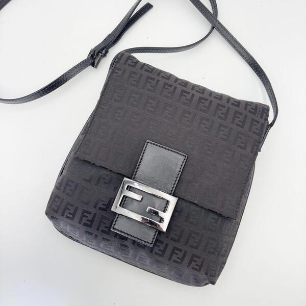 FENDI フェンディ マンマバケット ズッキーノ 黒 ショルダーバッグ FF金具 バッグ キャンバス ロゴ金具 レザー 鞄 ポーチ