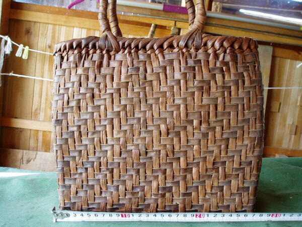 山葡萄と胡桃混編 【国産蔓皮使用】 天然素材 手作りバッグ 網代編 (北海道産品:少し縦長のバッグ)