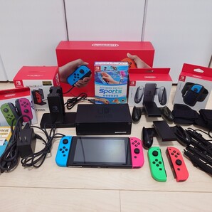 【豪華セット】Nintendo Switch 本体 Joy-Com 充電スタンド Joy-Com Lネオグリーン Rネオピンク充電グリップ Switch Sports レッグバンドL