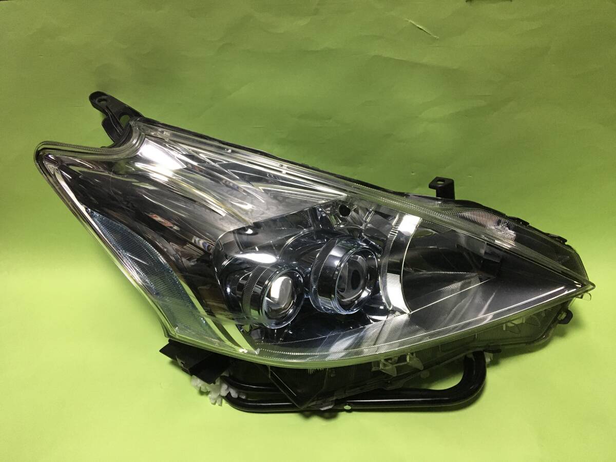 プリウスα DAA-ZVW41W 右ヘッドランプ 81145-47290 339537