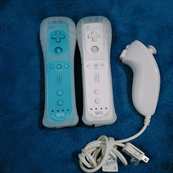 送料無料☆ 動作品☆Wiiリモコンプラス 青 ブルー と白 ヌンチャク ジャケットセット