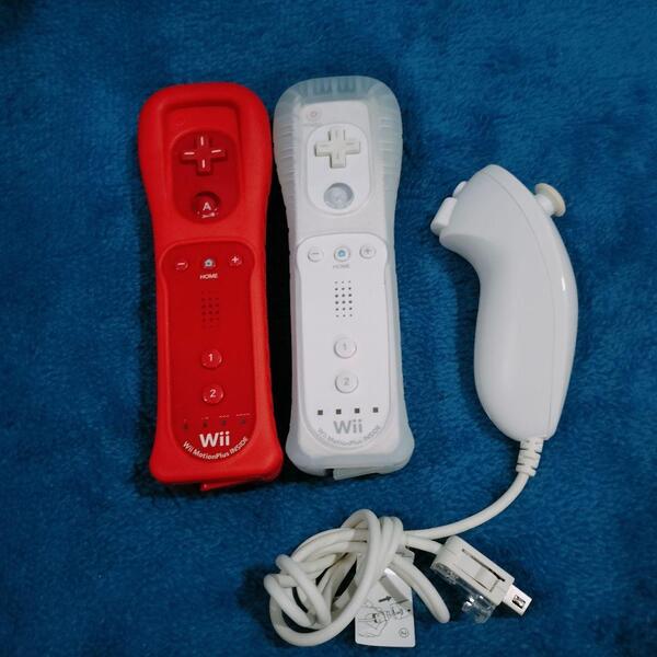 送料無料☆ 動作品☆任天堂 純正 Wiiリモコンプラス 赤 白 ヌンチャク セット