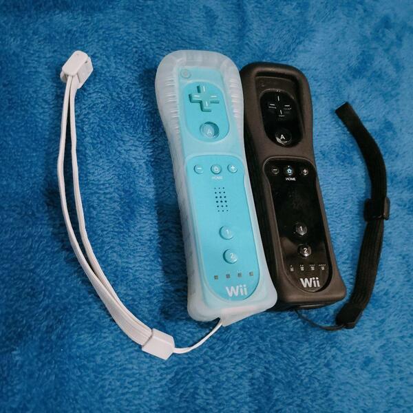 送料無料☆ 動作品☆Wiiリモコン 青 黒 ジャケット 紐付き