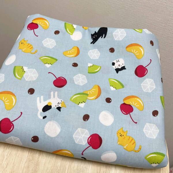 50c綿シーチング生地★布★あんみつ和のフルーツとネコ猫ネコ柄ハチワレ三毛猫黒猫