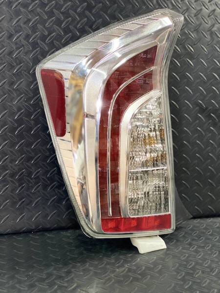 トヨタ TOYOTA 30プリウス 前期 後期 左側(助手席) USテールレンズ (USED)