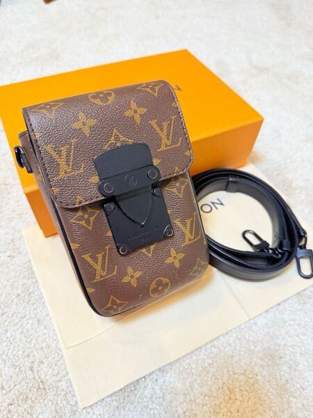 【美品】Louis Vuitton ルイ・ヴィトン モノグラム Sロック ヴェルティカル ウェアラブル ウォレット M81522 箱付き 袋付き