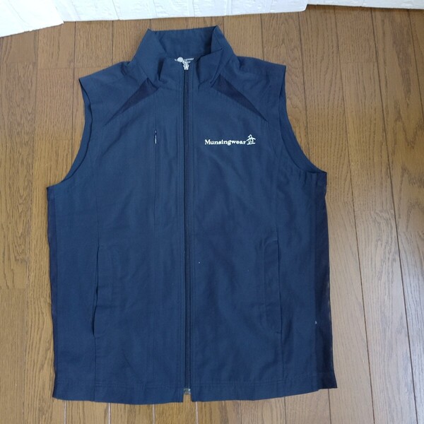 K-656【中古】Munsing wear golf マンシングウェアゴルフ ゴルフウェア サマーベスト メンズ サイズ M 紺