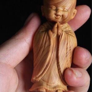 送料無料 激安 仏教美術 高級木彫り 天然木彫刻 静思 木彫り 可愛い小僧オブジェ 置物仏工芸品 仏像 8cm