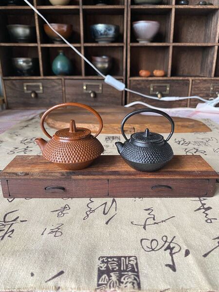 送料無料 ミニチュア鉄瓶 鋳物 鉄器 急須 鉄窯 南部鉄器 台座付 インテリア オブジェ ヴィンテージ 置物 茶道具 レトロ 未使用 飾り物
