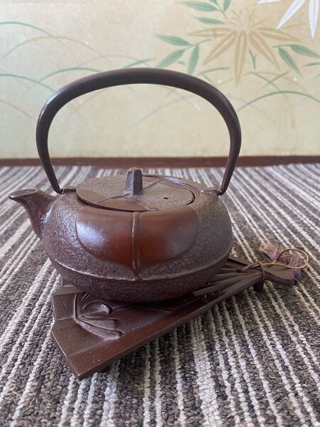 送料無料 日本製 鉄瓶 急須 南部鉄器 茶道具茶器 金属工芸 鉄器 アンティーク 鉄製 煎茶道具 在銘 鉄器 南部鉄瓶 花台付 保管品
