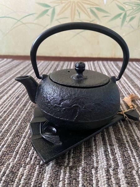 送料無料 日本製 未使用 松模様 鉄瓶 急須 南部鉄器 茶道具茶器 金属工芸 鉄器 アンティーク 鉄製 煎茶道具 鉄器 南部鉄瓶 花台付