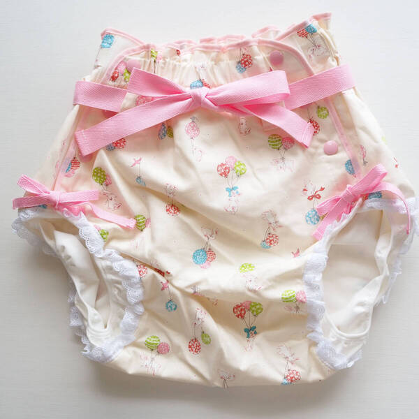 【新品】大人用おむつカバー M うさぎちゃん×風船(白) ホック×あし紐×腰ひも×レース 防水:裏起毛 フィラインベイビーズ