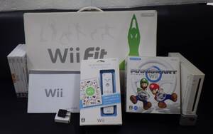 #17194 NINTENDO Wii + Wii Fit + ソフト 桃太郎電鉄2010 縁日の達人 他 Wiiリモコン MARIOKART マリオカート ハンドル付き まとめ