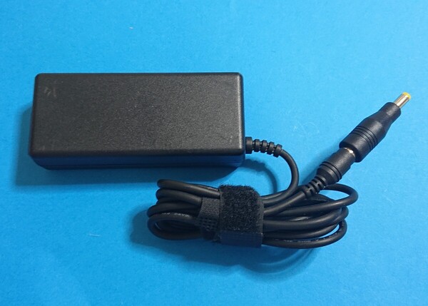 送無即 デジタルアンプ用 互換ACアダプタ 15V DC15V4A センタープラス プラグ外径5.5MM 内径2.1-2.5MM両用 電源ケーブル別売 管12