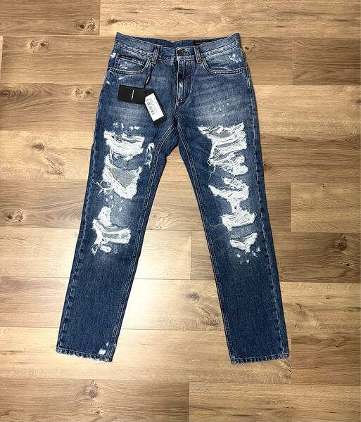 価格交渉可 新品タグ付き DOLCE&GABBANA ゴールド×シルバーカラーロゴプレート付き ハードクラッシュ デニム サイズ44 (サイズ46の方も可)