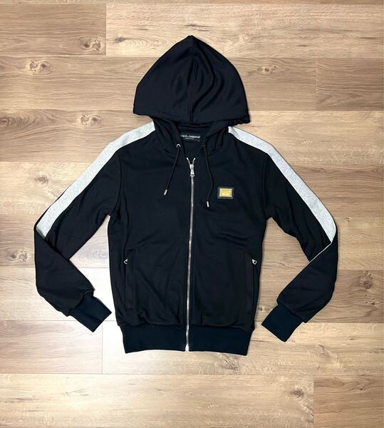 価格交渉可 DOLCE&GABBANA ゴールド×シルバー ロゴプレート付き ジップアップ パーカー ブラック サイズ46 (サイズ44・48の方も着用可)