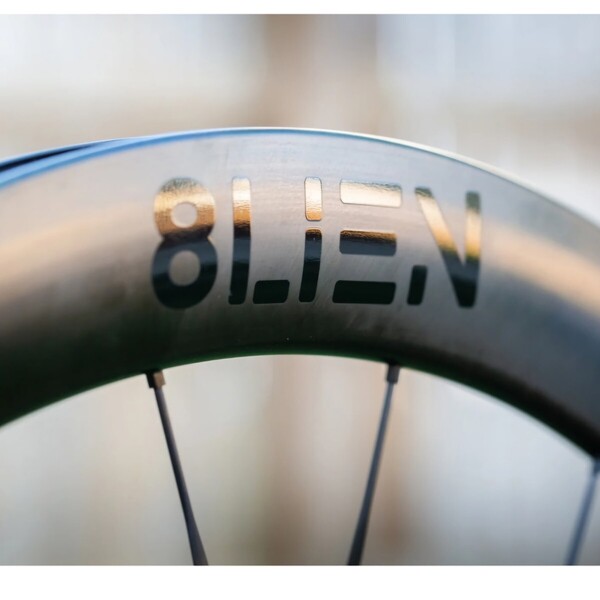 【新品】8LIEN(エイリアン)L4 Disc Carbon ホイール前後セット・カーボンホイール(ブラックデカール) シマノフリー