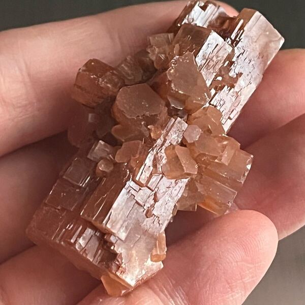 ◆新品◆美結晶!アラゴナイト結晶原石◆約46×27×25ミリ◆約30g◆モロッコ産◆天然石 パワーストーン あられ石 アラレ 霰石 鉱物標本