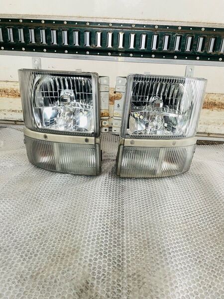 中古美品 イスズ いすゞ ギガ フォワード エルフ HID ヘッドライト ヘッドランプ 純正 小糸 KOITO 110-21872 左右セット 動作確認済み1676
