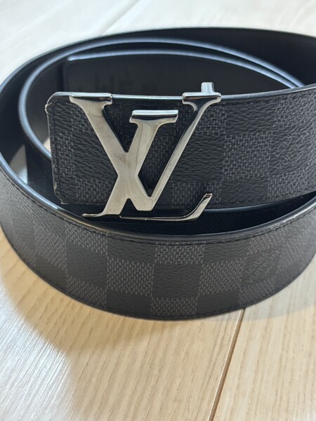 極美品 ルイヴィトン サンチュール LVイニシャル 40MM リバーシブルベルト M0213 ダミエグラフィット 110/44 LVベルト