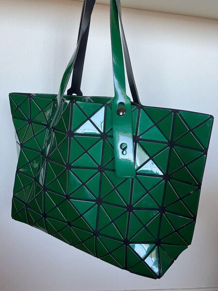 美品 トライアングル△パーツが個性的 お洒落なグリーントートバッグ