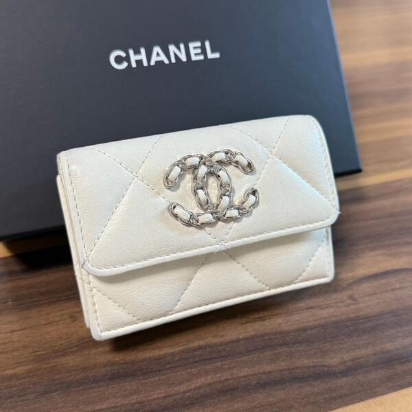★美品 32番台★シャネル CHANEL 19 財布 ディズヌフ ミニ財布 マトラッセ ココマーク ホワイト