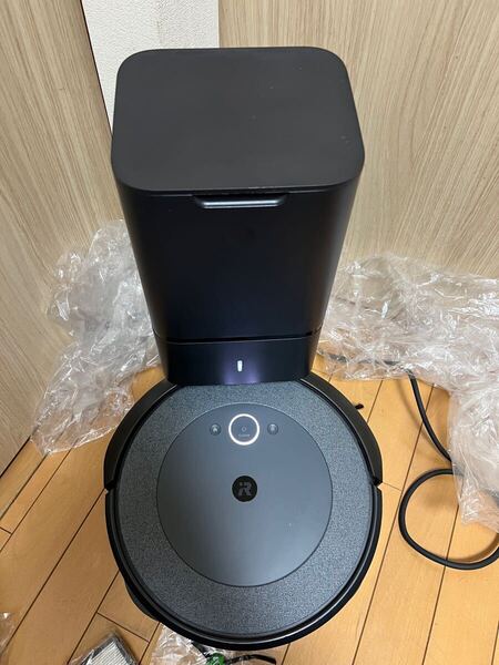 送料無料(美品)iRobot Roomba i3 ロボット掃除機 アイロボット ルンバ 自動ゴミ収集機(未使用附属品付)(S-65)