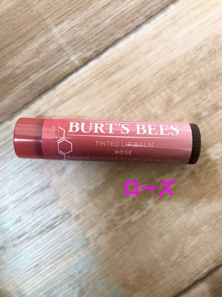 《送料無料》バーツビーズ ティンテッド リップバーム ローズ (口紅 リップクリーム 色付きリップ ティント)