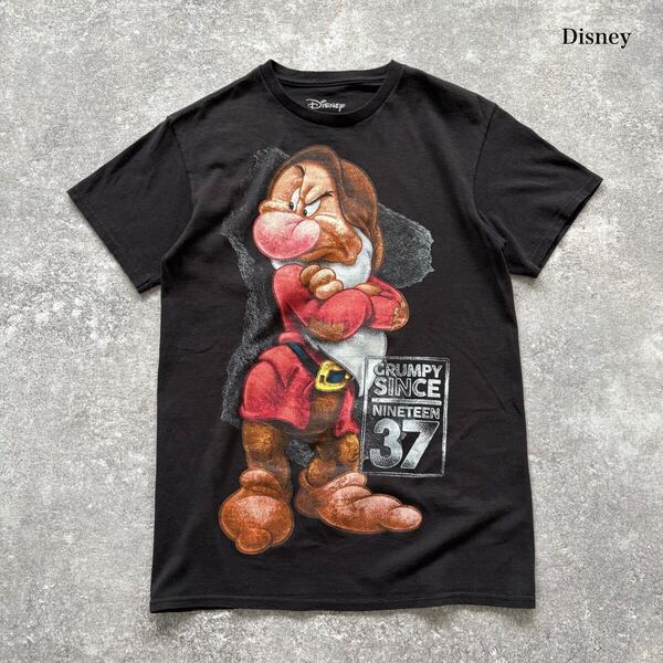 【Disney】ディズニー 白雪姫 7人の小人 グランピー 半袖tシャツ Tシャツ tee 大判プリント ビッグプリント ブラック 黒 海外企画