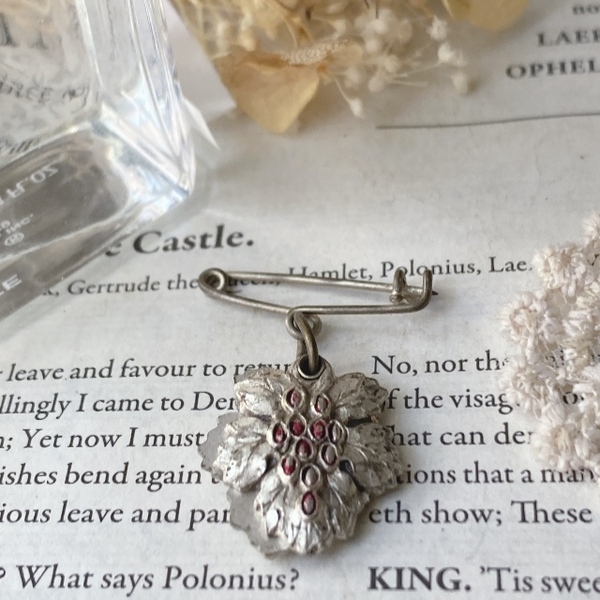 アンティークブローチ 安全ピン ぶどうの葉 ロケット シルバー ヴィンテージ☆vintage jewelry accessoriesR0604