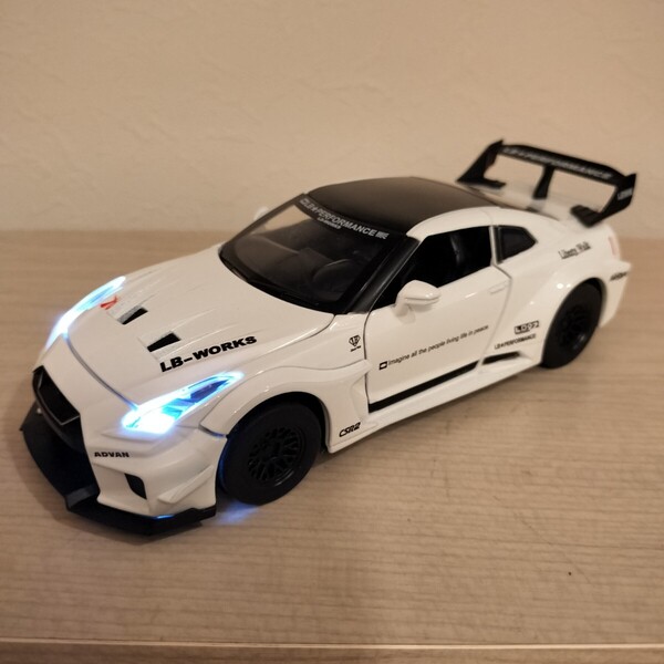 R35 LB-WORKS GT-R 1/32 ミニカー LED&音&プルバック 新品 即決 送料込 匿名配送 日産 スカイライン R-35 1:32 ダイキャスト