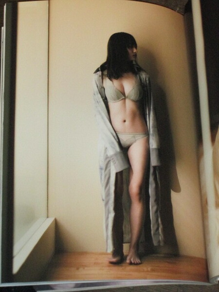 日向坂46 影山優佳 1st写真集『知らないことだらけ』TUTAYA限定カバー版 初版第1刷 帯付き