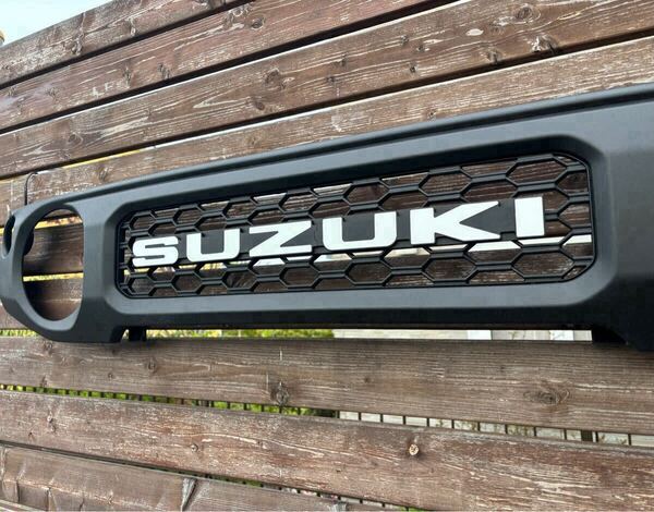 ジムニーjb64/74 BIGエンブレム【SUZUKI白文字ユルクラフト】元祖!完全ウレタン仕上げ マットブラック SUZUKI